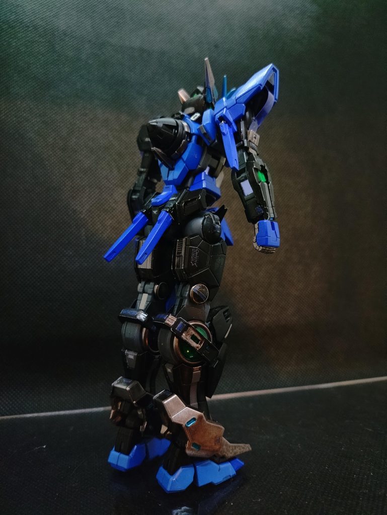 ツインドライヴは着脱可能の為シングルドライヴにする事も可能です。本体は案外スッキリとしてます。RGは関節の塗装が鬼門だったので思い切って塗装は装甲だけにしました!アドヴァンスドМSジョイントはヤベぇ···。