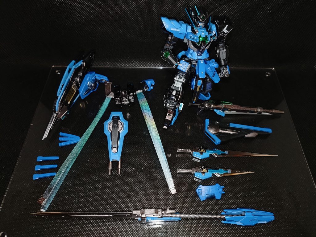 RGエクシアをベースに意匠は旧エクストレアを踏襲し、エクシアリペアの損害箇所を改修、ツインドライヴ化した機体。イベント復刻されない怒りを象徴するかの如く黒く染めあげられている···(GBN運営に対する風評被害)RGを素体にする事により可動範囲が拡大し、様々な敵を想定した武装をガン積みした結果勝率は上向きになった模様。以下機体及び武装設定