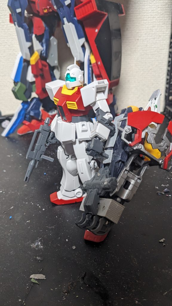 ブースターが後ろについており勢いで4つの爪先でえぐりながら切るシンプルな戦闘法になっています