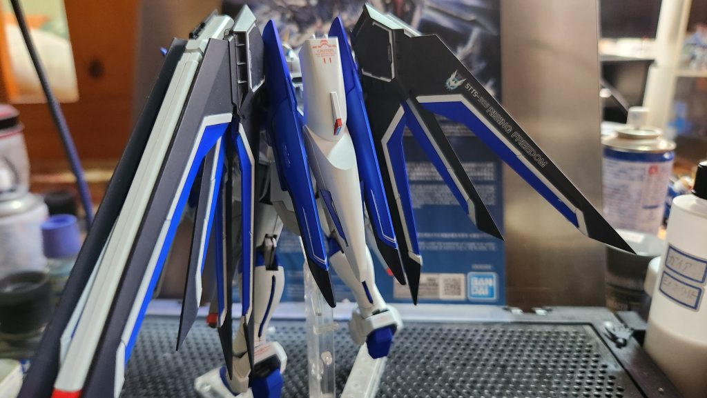 背面はこんな感じです！先端をプラ板で延長してシャープに整形。羽の塗り分けは2度とやりたくないマスキング量でしたが、完成すると感動が素晴らしい！ 