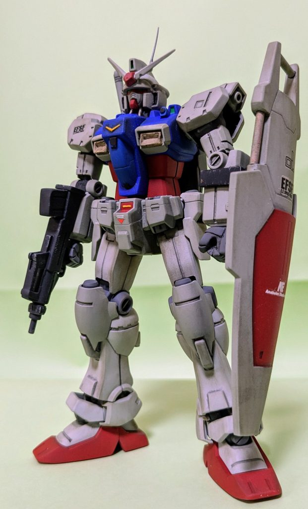 シールド側の手はキットの手にエポキシパテで穴を塞ぎデザインナイフで加工してます。首の所はモールドを切り落としでスプリングに変更してます。