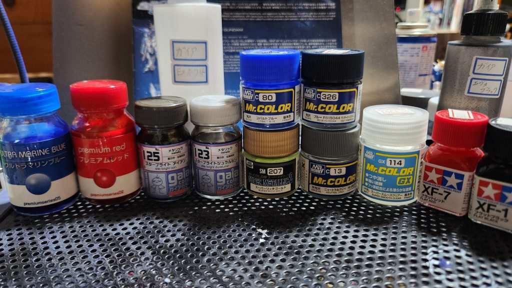 そして本塗装に使用したものです！本体のブルーは羽の塗り分けもあるので全て1度EX-ホワイトを塗装し、マスキング等を行いながらウルトラマリンブルーを薄く重ねて発色させました！内部フレームはスターブライトアイアンとジュラルミン2色でメタルロボット魂風に塗装してみました！ 