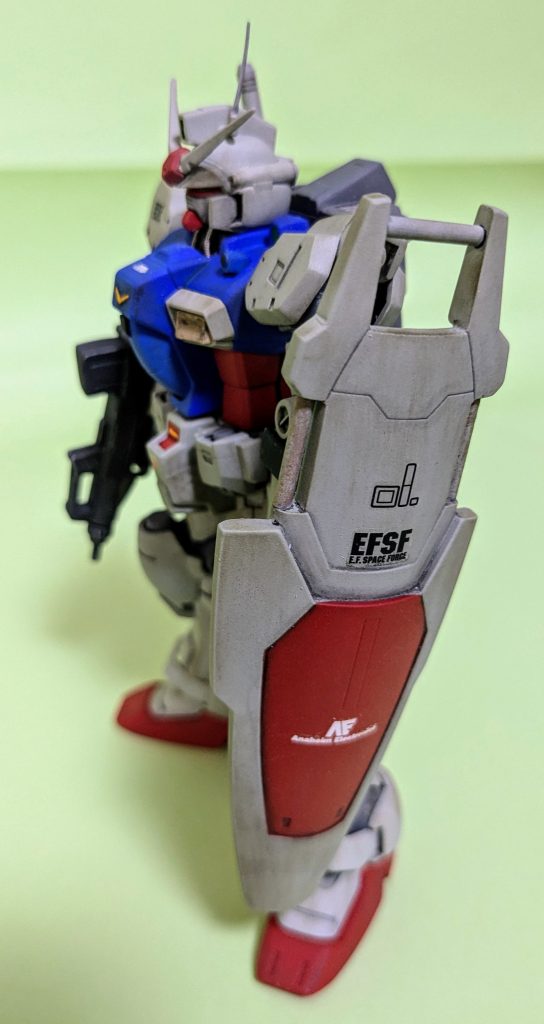 シールドの棒の所は丸プラ棒で作り直しました。シールドの色は青より赤だと思うんです。