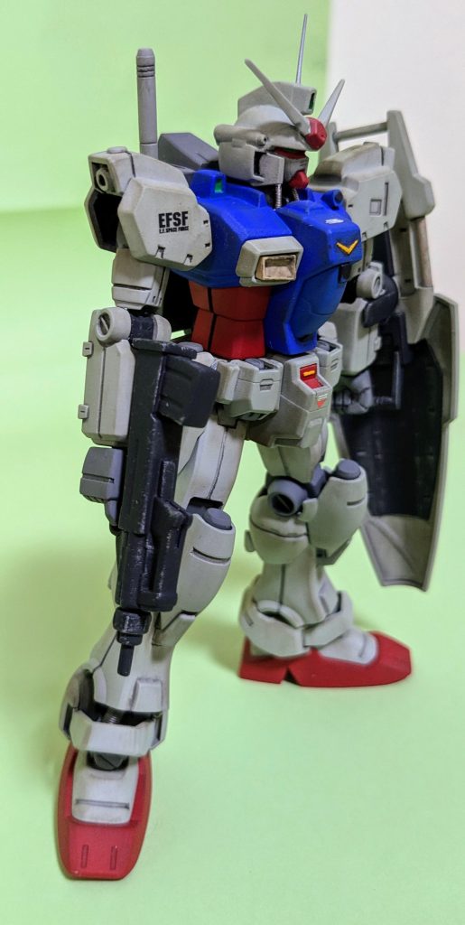 今回はガンダムらしい色で塗装してます。前回同様、ミスターカラーのラッカースプレーをベースにタミヤのウェザリングマスターで今回は軽く汚してあります。