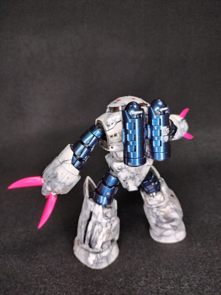 分かりづらいですが関節とタンクは100均のオーロラパウダー塗装です。