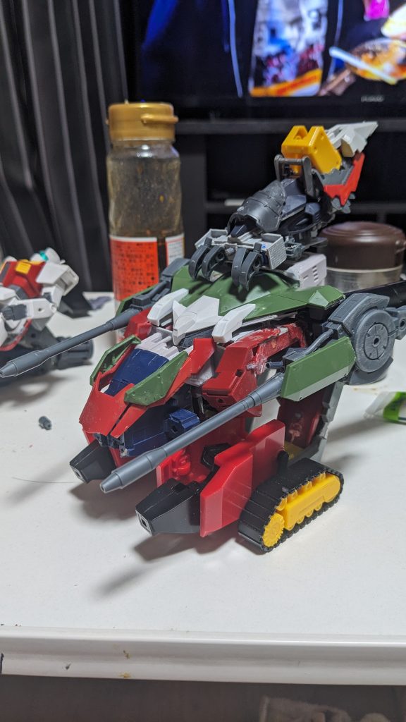 支援機形態無人機での運用を目的とした形態両端にあるビーム砲は使用可能