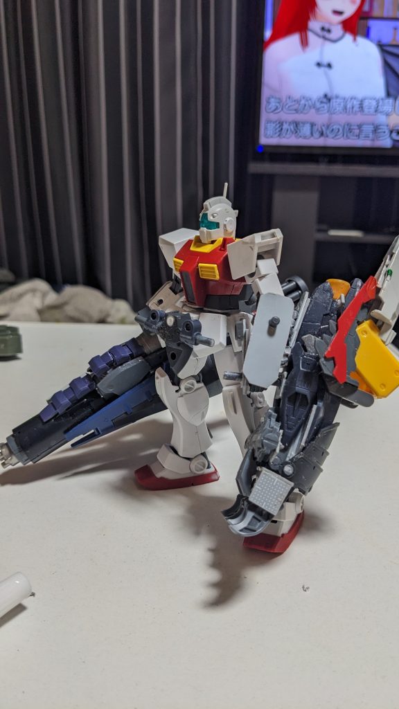 第二形態射撃武器と別に対近接武器として大型爪 か熊の手を装備した形態ただし装備がかなり重いためこの形態はあくまで実戦でどこまで使用できるか試験するための形態である