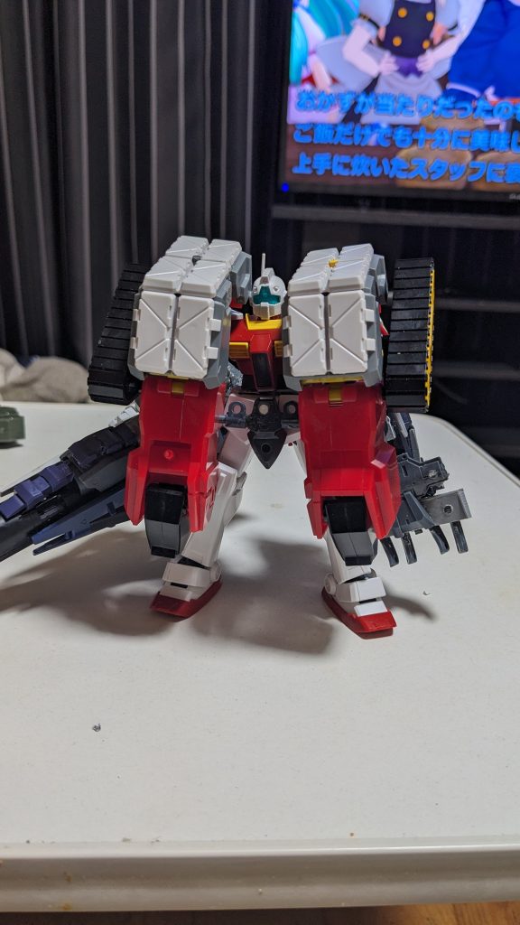 第三形態突撃用追加装甲試験装備 腰ジョイントに連結させた追加装甲を両肩にかぶせて被弾を少なくし近距離まで近づく為の装備機動力は荷重が増えた為下がるが耐久性が向上したため戦線を維持させた 