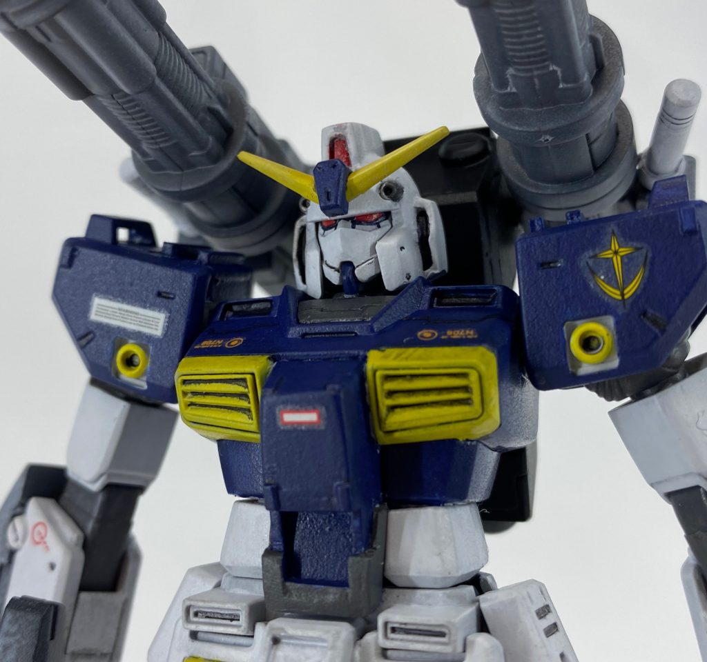 顔はへの字を埋め、下顎にプラ板を切り貼りしてマドロック顔に。胴体はEGガンダムのパーツをドッキングし延長。コックピット周りにもプラ板切り貼りし、マドロック味のある造形にしました。