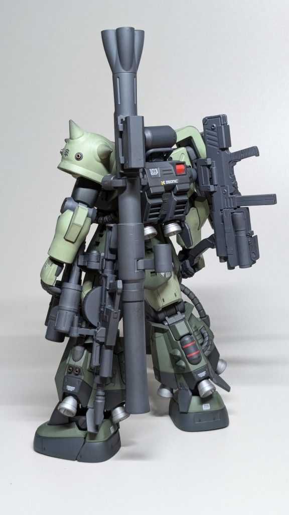 敏捷性上がりそうなので両肩にアポジモーター追加。リアスカートにザクマシンガンのスペアマガジンつけ忘れてます😅あとの写真でつけます!