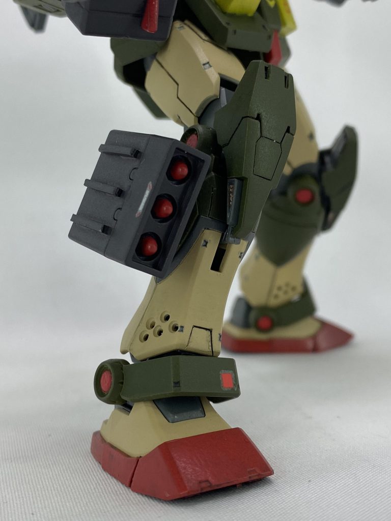 ミサイルポッドはザクⅡF2から拝借何となくブチ穴も入れてみました☺️