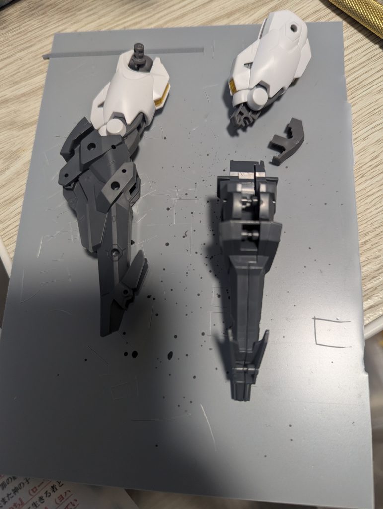 脚部はエアリアル改と30MMのパーツ(30MM 1/144 オプションパーツセット13 (レッグブースター/ワイヤレスウェポンパック)をCジョイントでドッキング。膝は伸びきりません。軽く膝上側を曲げた状態で接続するとカチッとハマります。