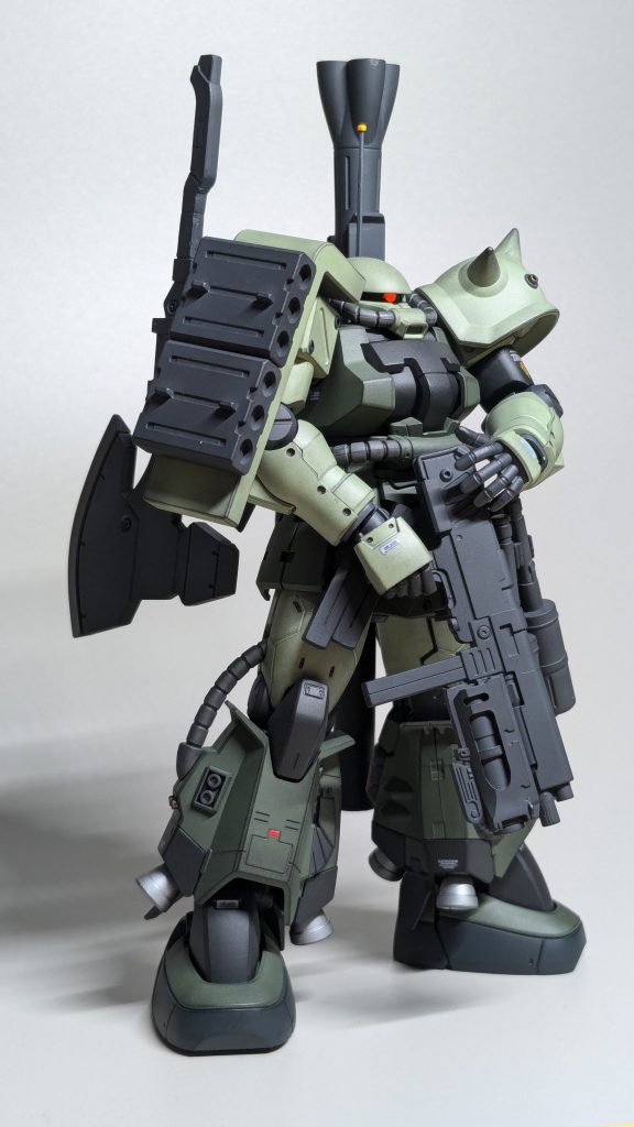 ブラックライトでモノアイビコーン✨大型のヒートホークは、パイロットが連邦のビームサーベルとのリーチ差が嫌すぎてこさえたものです。MMPマシンガンと入れ替えで背中にマウントできます。