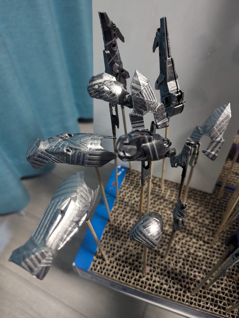 ダズル迷彩のために鬼マスキング。映画を観ながらコツコツ貼り付け。黒塗り→銀塗り→白塗りをしました。マスキングテープは0.5mm・1mm、2mmを利用。あえて細さをバラバラにしましたが、全部同じ太さでもありかもと思いました。