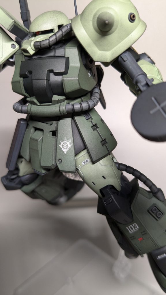 スカート内部には、大きく脚を広げたときにスキマが見えるので、ゴム系手袋をカットしてサイドスカート側だけ接着。もし実機があったら、衝撃緩衝や、細かな異物が入るのを防ぐためについててもおかしくなさそう?