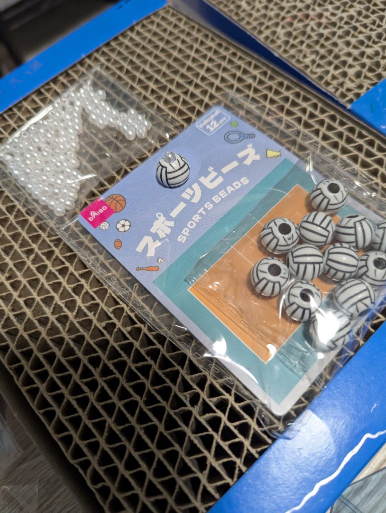 シールドファンネルとして使っているのは100均商品。「スポーツビーズ」がまさかのダズル迷彩にしか見えず即購入。