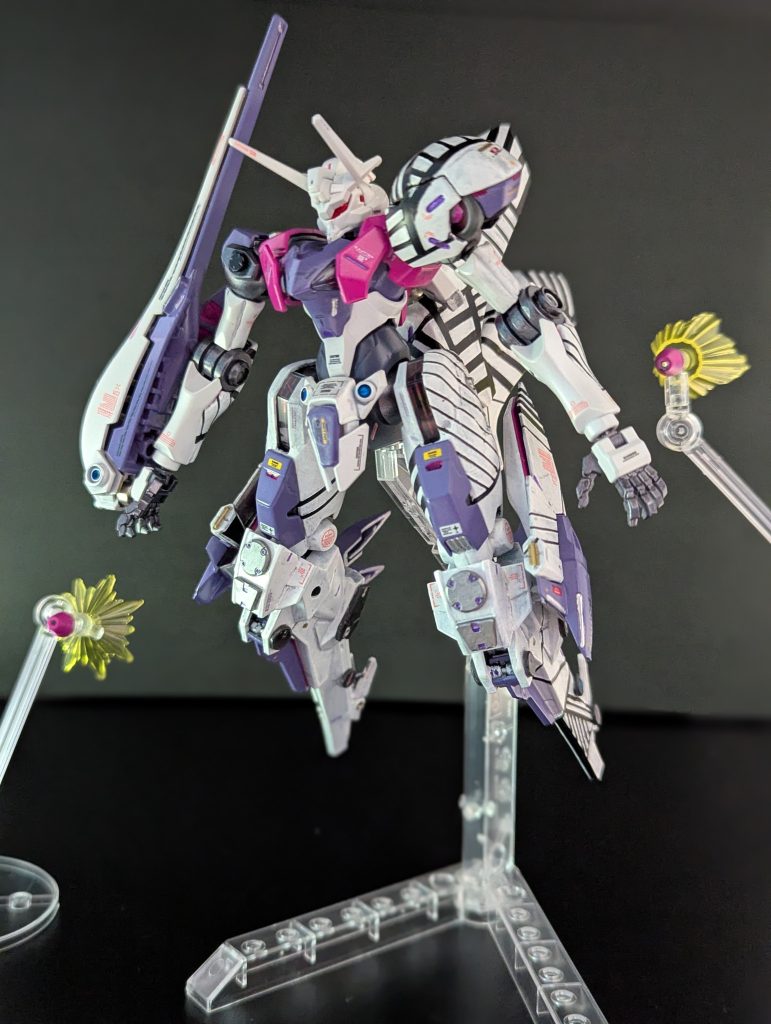 第一形態出撃時に用いる形態背部にスラスターを集約し直線的な移動を加速し戦地へ急行