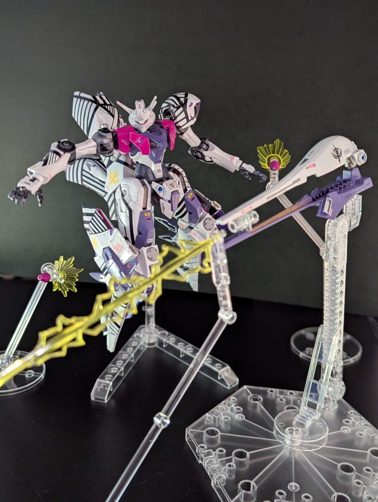 右腕の大型ビームキャノンは独立稼働可能。主砲は更に高出力で戦艦の防御も貫通する。