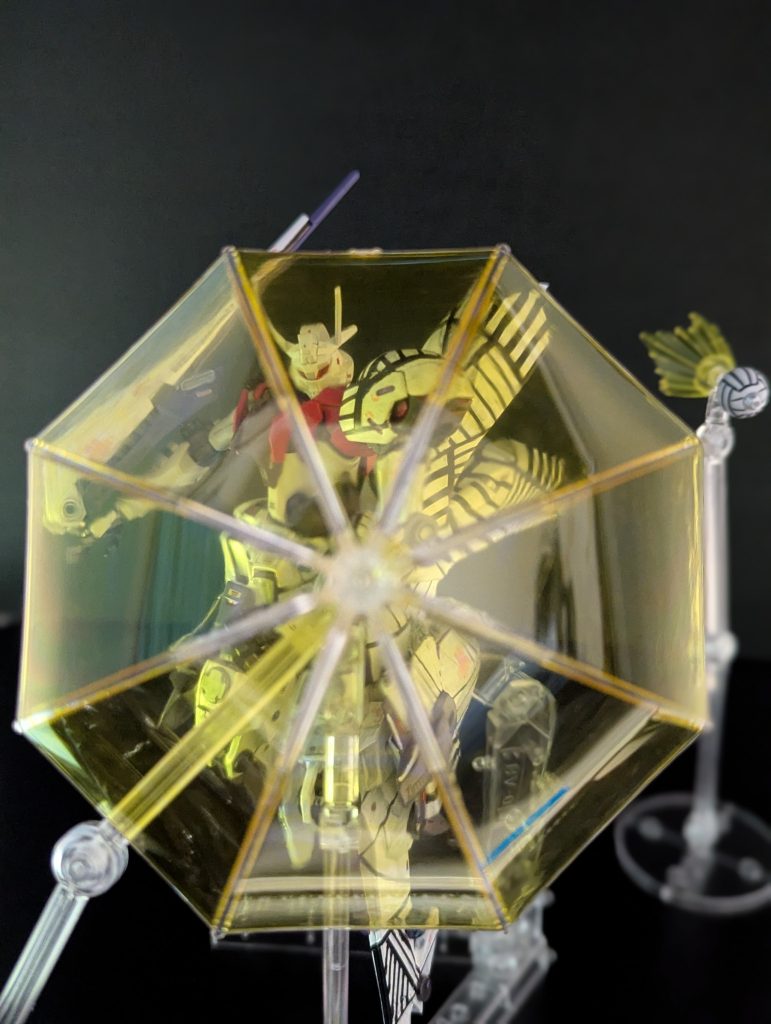 白黒迷彩の球体型ファンネル:使い捨て・自壊式のビット兵器キュレーネ本体と同じ識別情報を発信することで、あいてのレーダー上では同機体が複数いると情報撹乱するデコイ機能を搭載。目視のダズル迷彩と相まって相手からすると正確な攻撃にタイムラグが生じるなど不利な戦闘を強いることが可能。また、試作段階ではあるがビームバリアを放出可能。敵機に特攻することで簡易の範囲攻撃としても活用が可能。