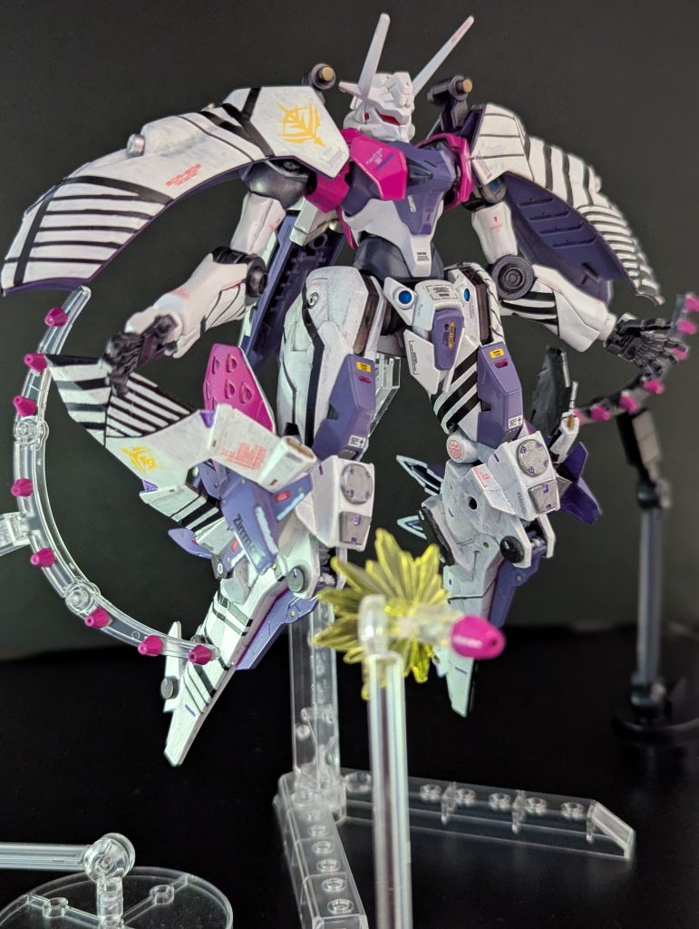 第二形態戦地に赴いたのち、殲滅戦をするのに適したスタイル第一形態時に背部スラスターとして装備していたパーツを肩アーマーに移転する。パーツの分離・再装着にはドッキングシステムやバイオセンサーなど複数の技術が適用されている。のちに世に出るサイコフレーム・サイコプレートの実験を兼ねている。脚部ファンネルコンテナ:キュベレイ同様に小型のファンネルを大量に放出しハマーンの代名詞であるオールレンジ攻撃が可能