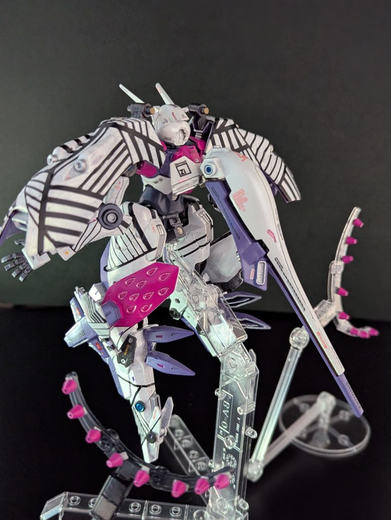背面ネオジム磁石を体の至る所に仕込み、カチカチパーツをドッキングできるようにしました。小型ファンネルはバーニア系のパーツを塗装しただけ。 主な塗装色 筆塗り白:アクリジョン ベースホワイト白パール:ステラパールホワイト紫:べギルペンデヴァイオレットピンク:ルブリスピンク半光沢 水星プレミアムトップコート  最後までご覧いただきありがとうございました!