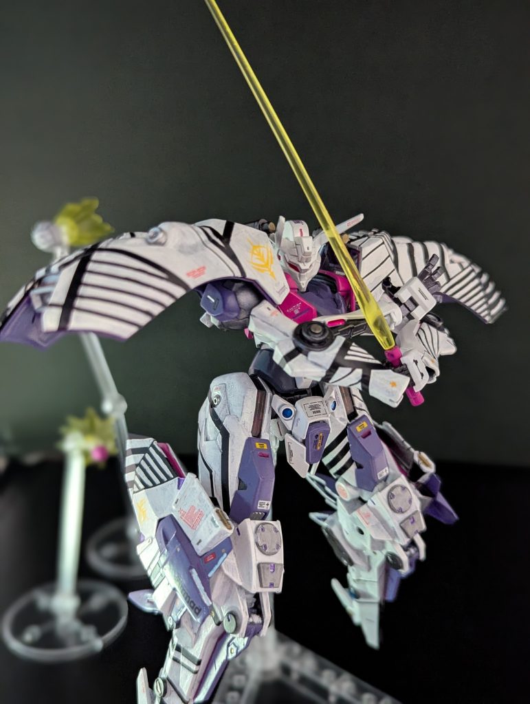 両腕袖口:ビームサーベルを搭載椀部を開閉し取り出し・収納