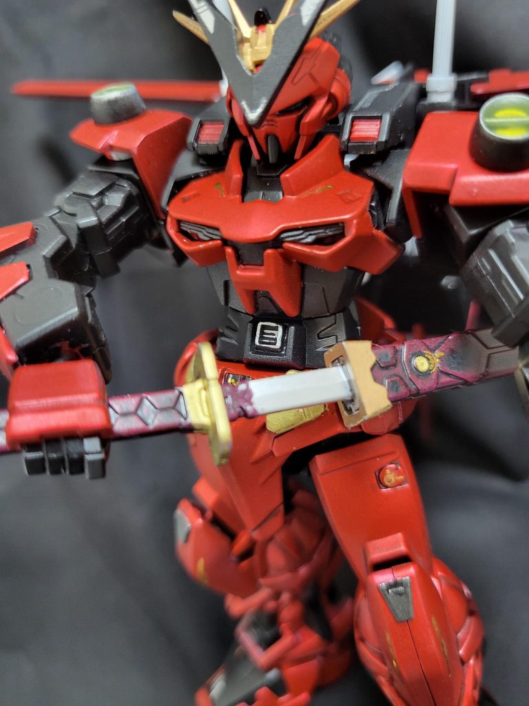 赤はマットキャンディ塗装をし、他もつや消し、水転写はアストレイ天ミナの余りを転用。