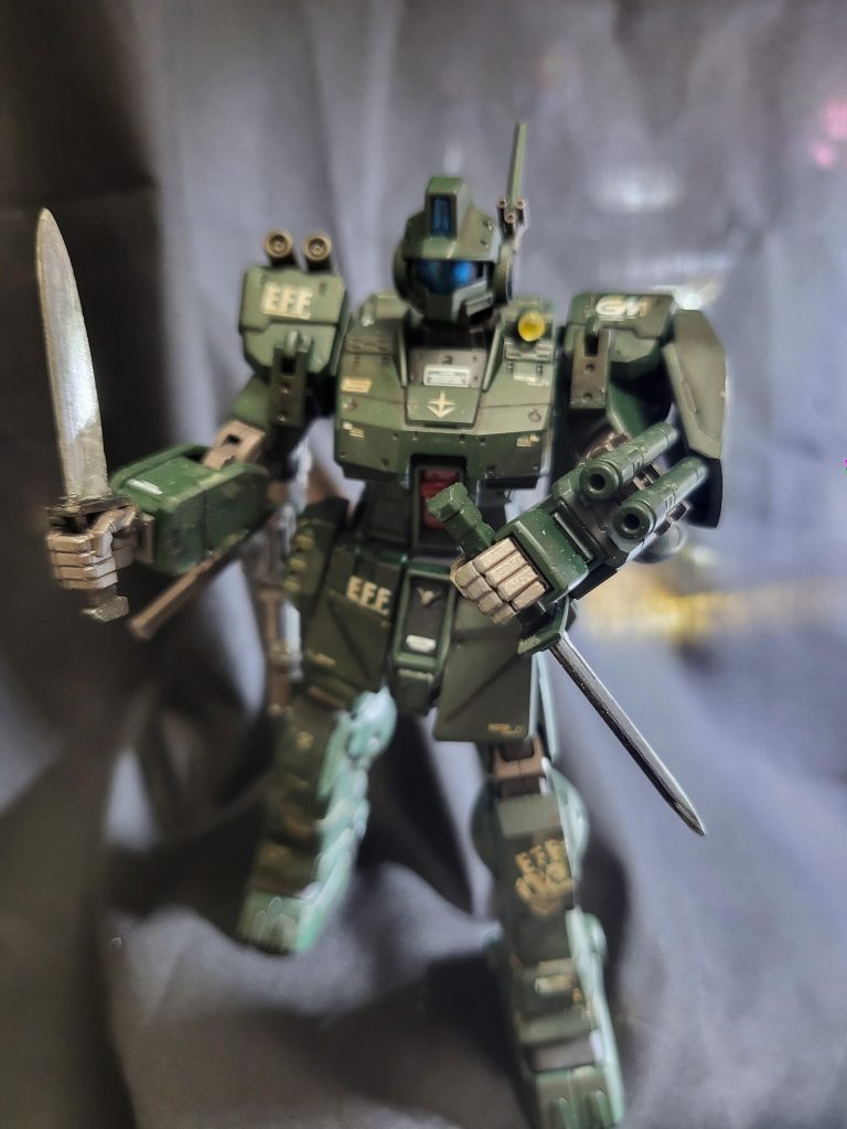 双剣使い好きなので、プラバンでもう1本作って、両手に持たせました。ビームサーベルは何かイメージと違うので、ダガーで！