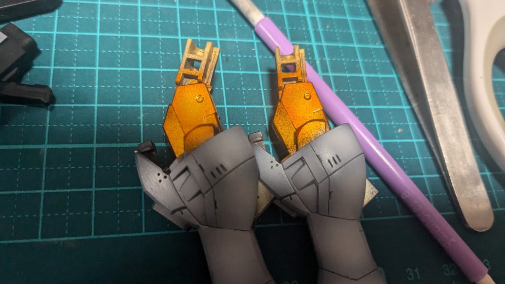 関節等の金は充電式エアブラシで黒サフ→ガイアのシャンパンゴールド→クリアオレンジでグラデーション塗装をしています!