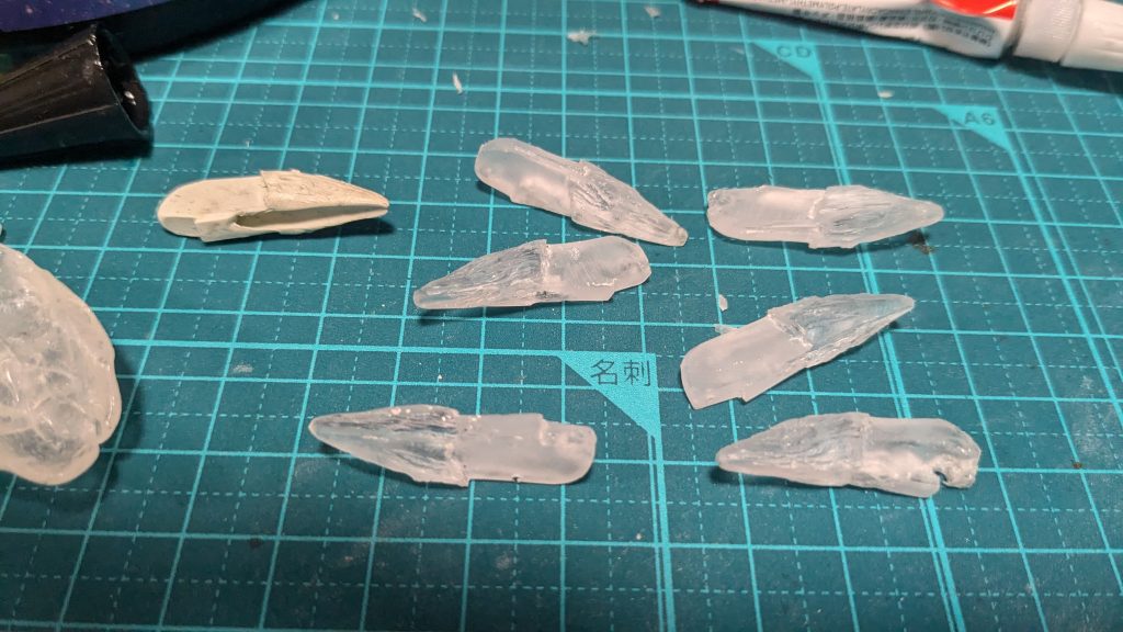 ドラグーンの噴射エフェクトはエポキシパテで成形しUVレジンで複製しています