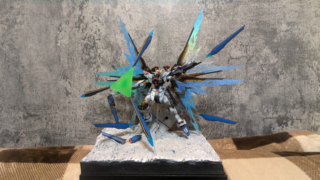 光の翼にはHGで付いていたDXセットのエフェクトを使っており上から蛍光ブルー、さらに上からガンダムマーカーのホロブルーを塗っています!