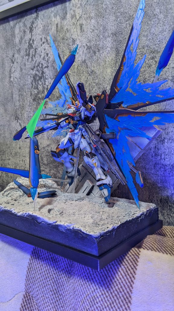 蛍光塗料で塗装しているのでカメラや腹部の傷、ドラグーンのシールドエフェクトが光ります!