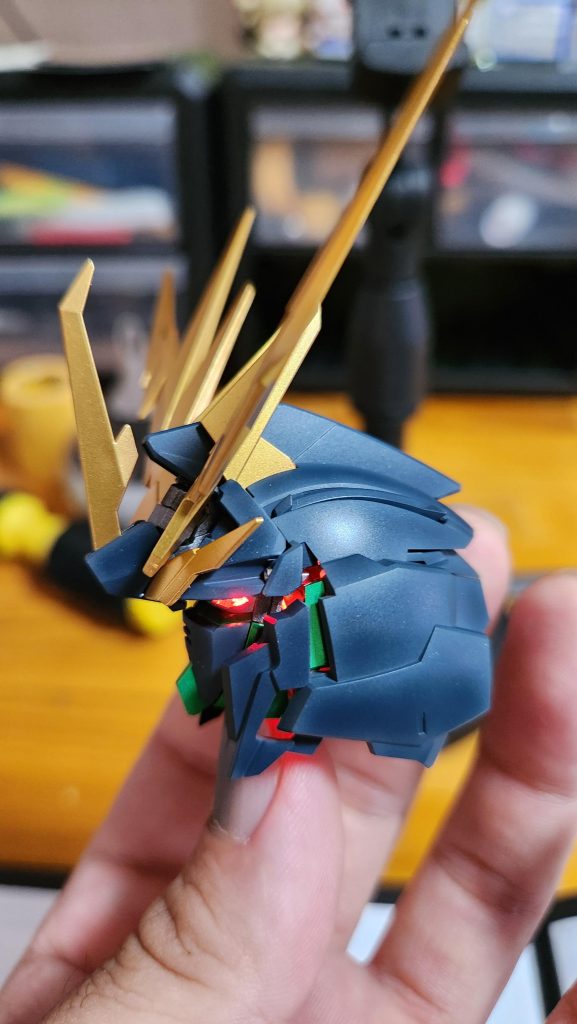 頭部のみですが、磁気スイッチ式のLEDを入れました。マグネットを近づけると発光します。