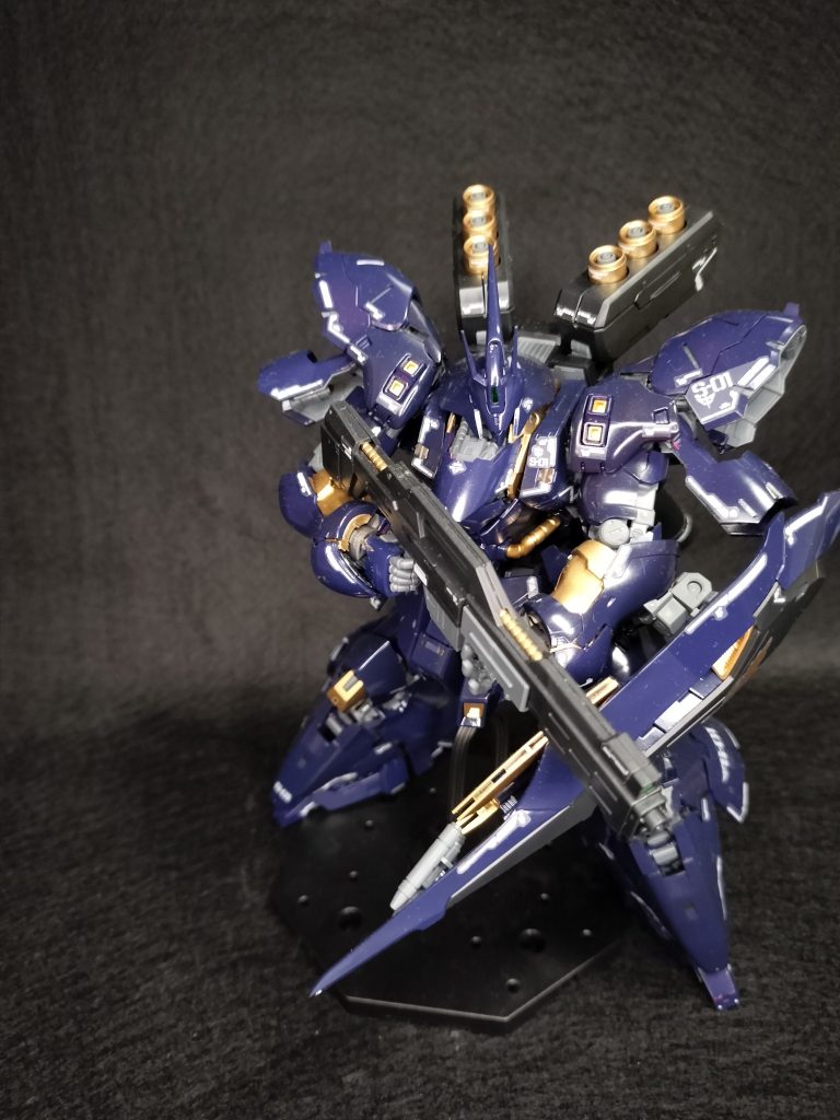 差し色は金＝ゴージャスと安易な感じです(gundam-kao5)