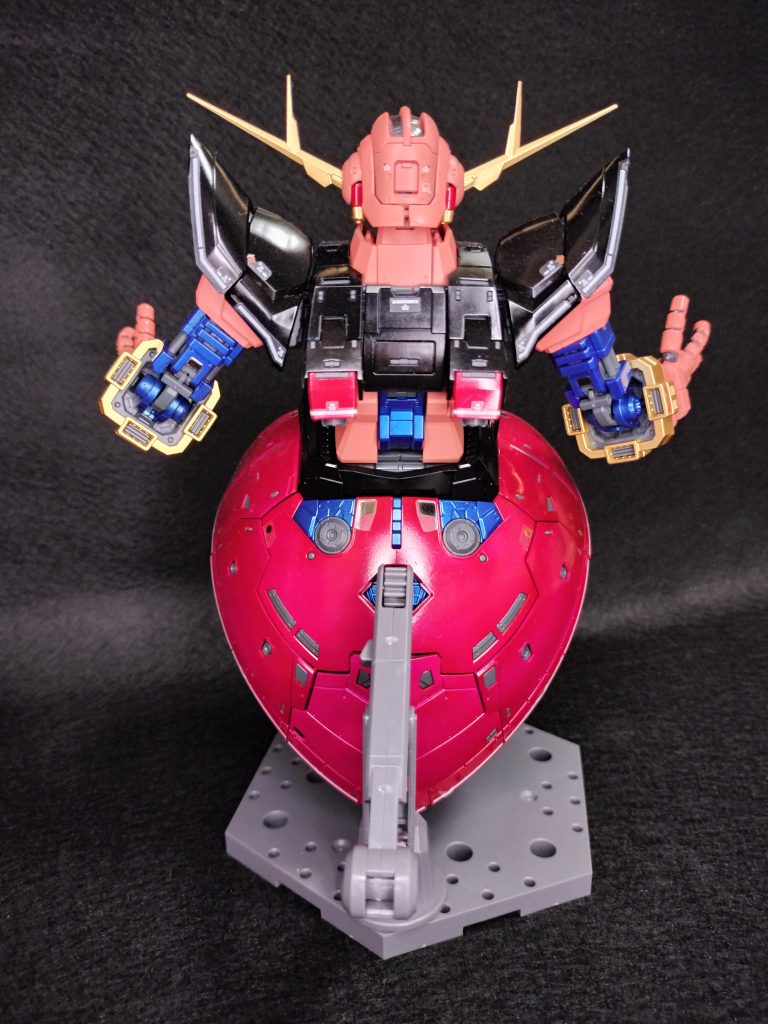 後ろから見るとスカートの赤が鮮やかです☺️クランベリーレッドだったと思います。