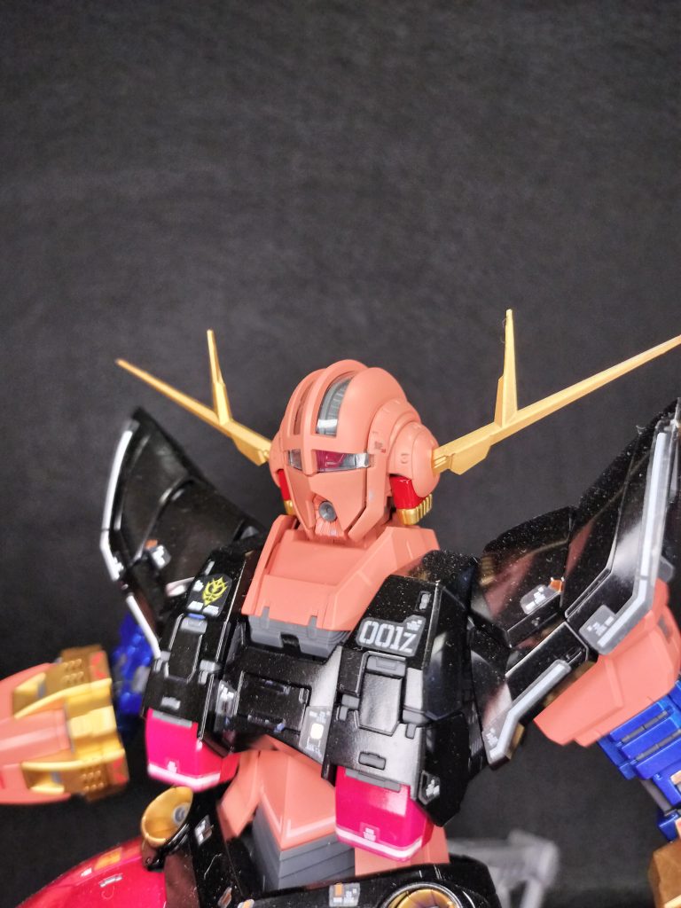 塗装完了し組み立てたら…目が無い…悲しい…そうだ！娘のキラキラシールあったな！と貼り付けたら意外といい(zaku-kao6)通常の目より倍以上大きい物を貼りましたが良かったと思っています😊