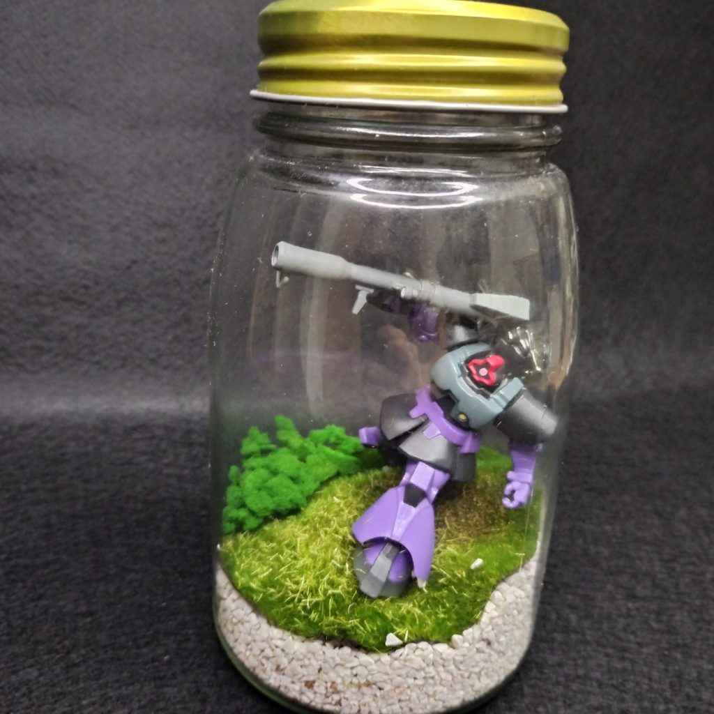 100均のフェイク芝生で庭を表現しました(zaku-kao5)