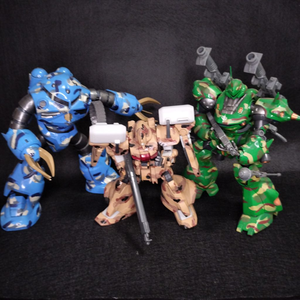 迷彩兄弟です(zaku-kao5)