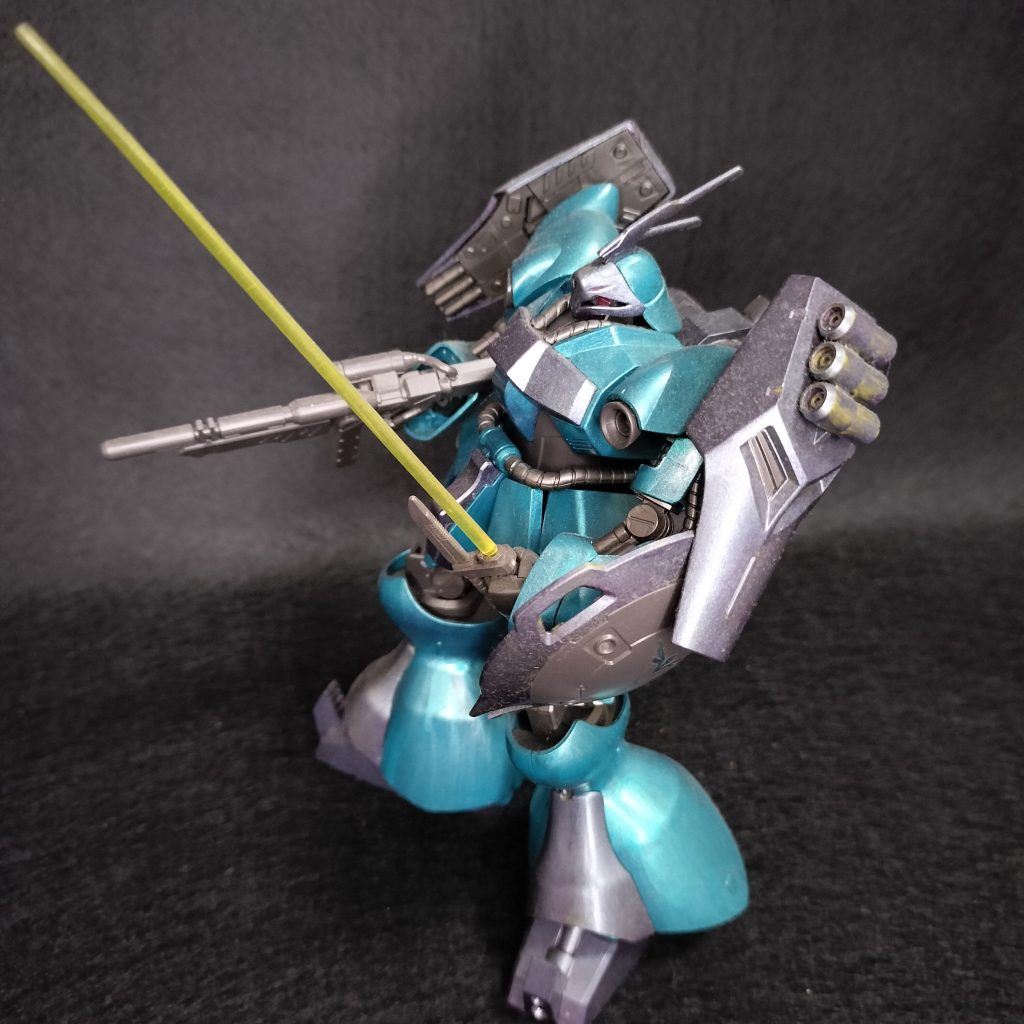 盾のネオ・ジオンマークも筆で綺麗に塗れました✨️