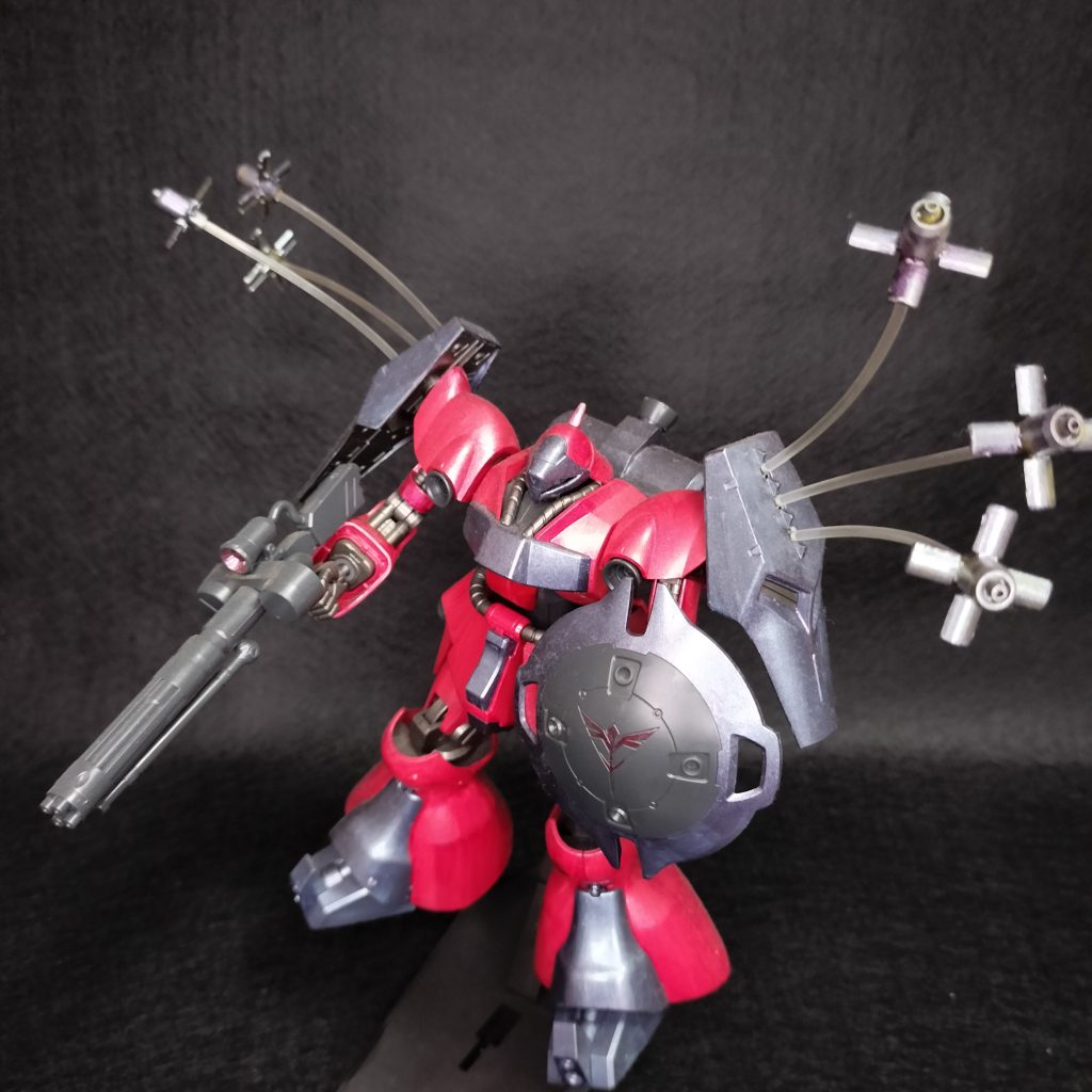 メイン色はメタリックレッド。差し色は青竹＋メタリックレッドだったと思います😊盾のネオ・ジオンマークも筆で綺麗に塗れました✨️