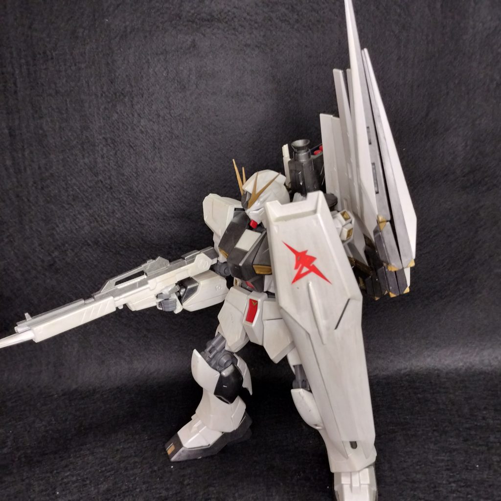 このMGの足には重りが入っています！リアリティを求めてですかね(gundam-kao5)