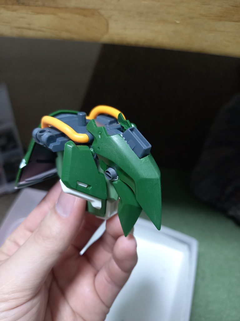 今回1番気に入っているのが、このフロントスカート部分です✨友人から頂いたクシャトリヤのジャンクパーツを使用して形状を変更し、上部に大型ダクトを追加しました😄