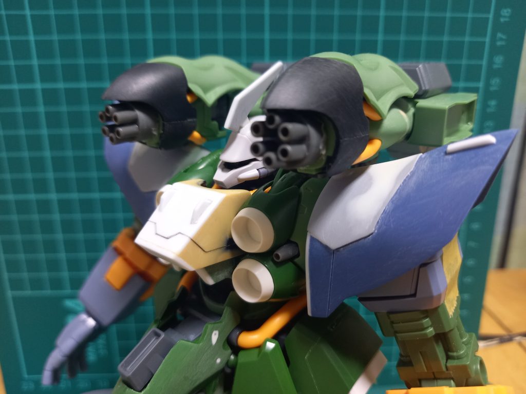 肩のガトリングは、クシャトリヤの腕を使用しています👍上手く腕パーツを武装にアレンジ出来た気がします🤭