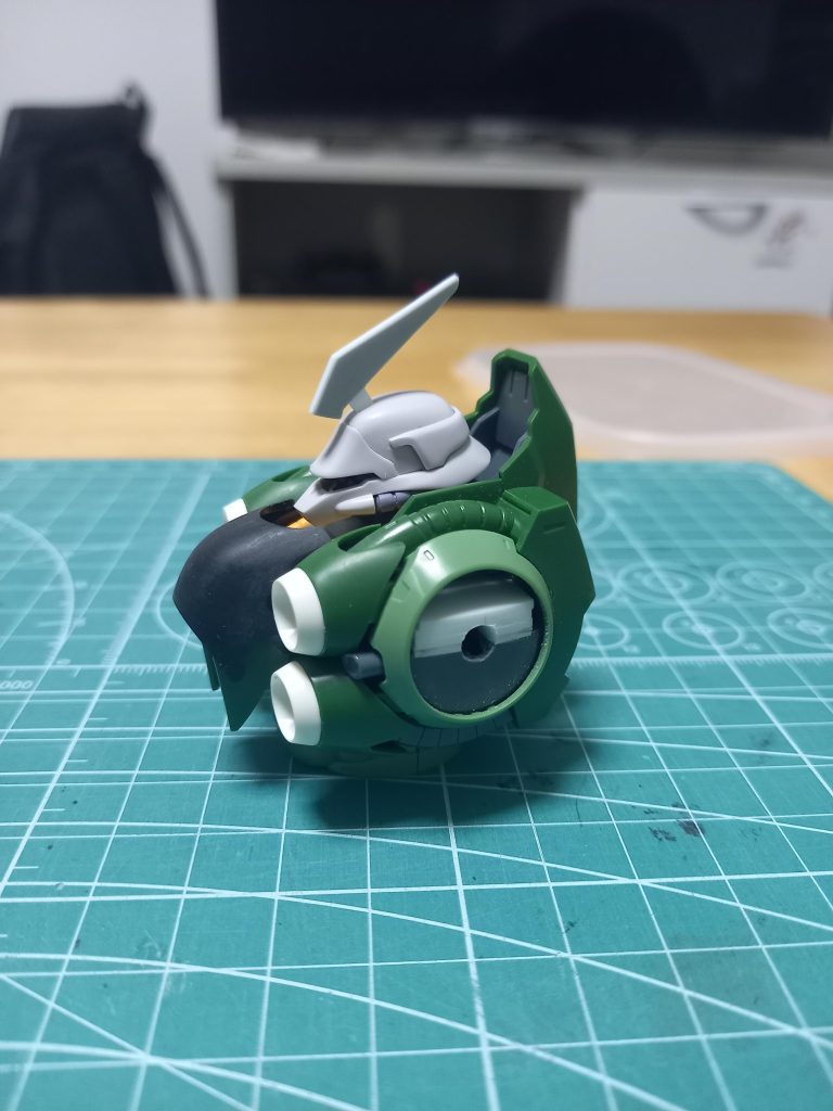 肩の接続は、クシャトリヤとジオングのキットのままでは接続出来ないので、プラ板で積層してピンバイスで軸穴を作り、接続出来るようにしました😆