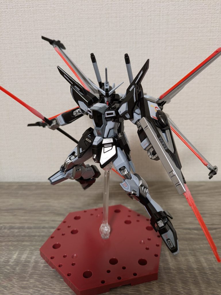 水性ホビーカラーで塗装しました。メタルブラックメイケンスホワイトファインシルバー蛍光グリーン蛍光レッド下地　ブラックサフ