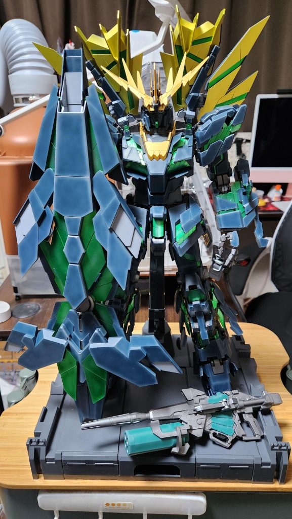 購入した機体は通常カラーですが最終決戦が買えなかったのでサイコフレームを最終決戦仕様にしました！