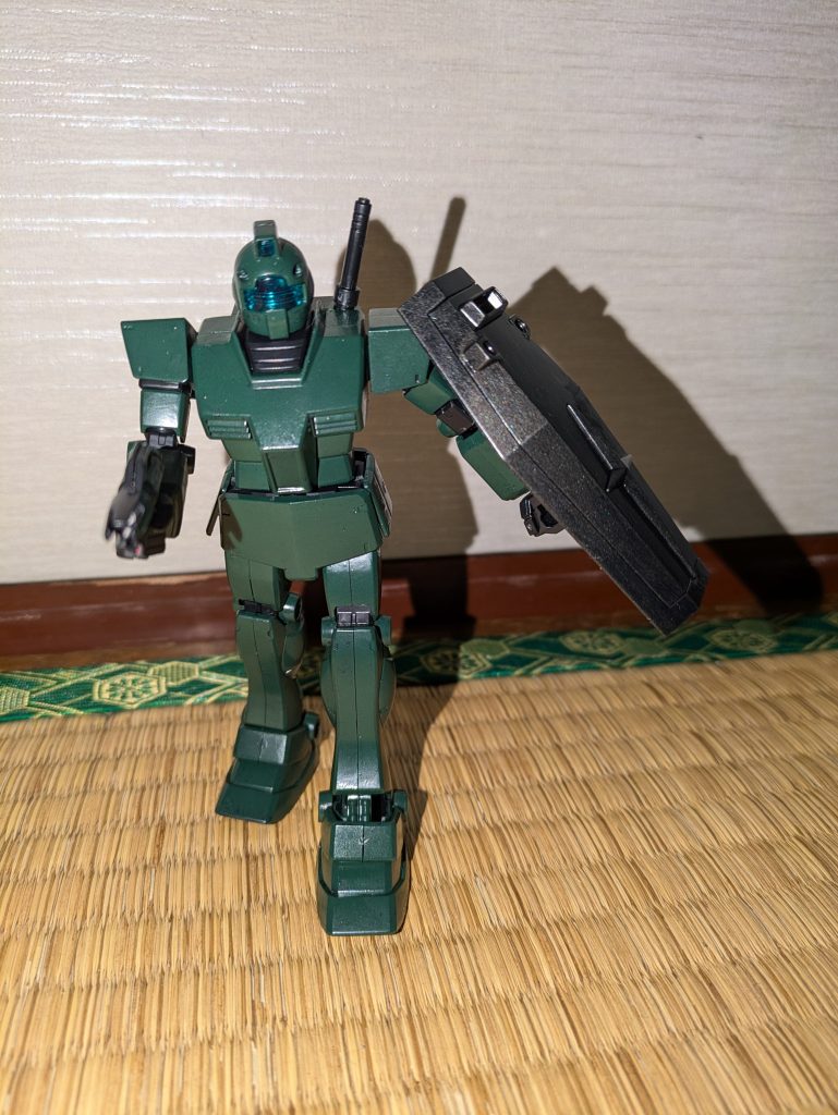 塗装は完成、ジムです盾を黒鉄色にしました