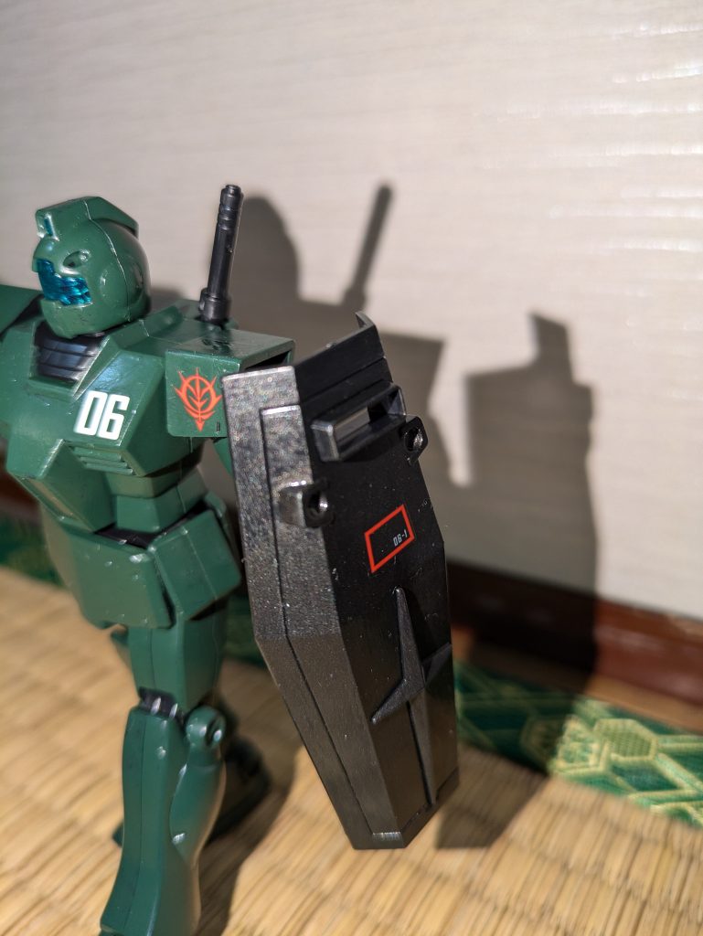 作業工程ではないけどデカールをね、盾にもはった