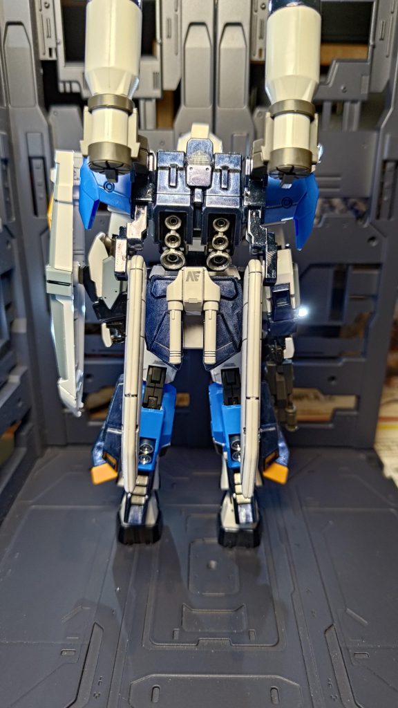 バックショット藍色っぽいところはガンプラマーカーメタリックダークブルーで塗りました。