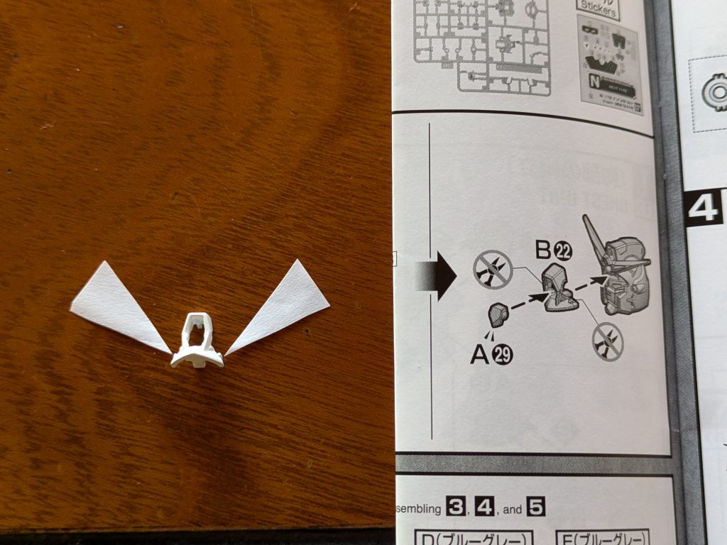 頭部のダクトフィンにランナーのゲートが付いていて、ニッパーで切り過ぎてしまったのでここは少し削り出しました。結果見た目は良くなっていたり。